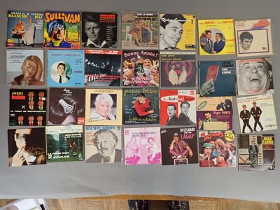 un mur recouvert de pochettes d'albums de toutes sortes