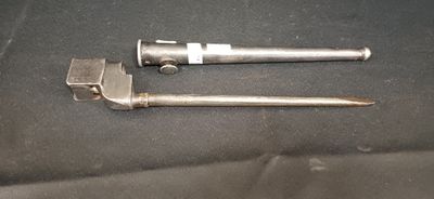 une paire de vieux outils en métal posés sur un morceau de tissu noir