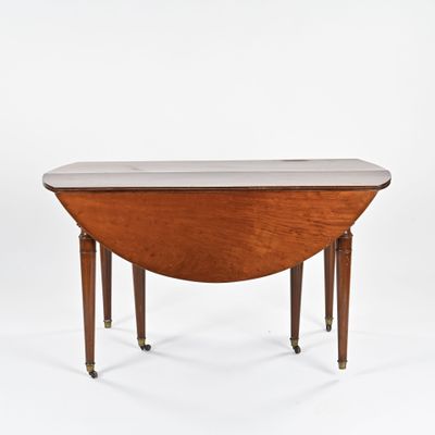Table circulaire en acajou moucheté et repose sur six pieds