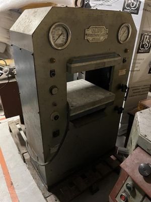 une machine placée au milieu d'une pièce