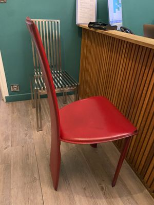 une chaise rouge placée devant un bureau dans une pièce