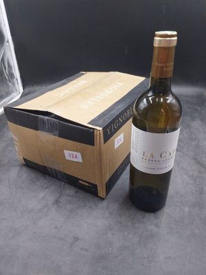 une bouteille de vin à côté d'un carton de vin