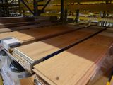 de nombreuses pièces de bois empilées les unes sur les autres dans un entrepôt