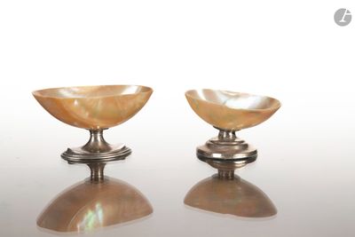 paire de bougeoirs en argent et nacre sur socle