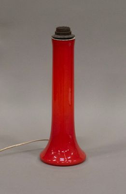 Pied de lampe en verre opalin rouge, Éditeur LUXUS, VITTSJÖ,…