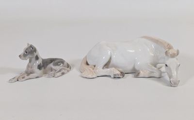 deux figurines d'animaux posées sur une surface blanche