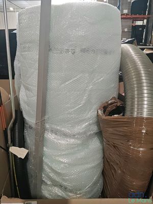 un gros tas de plastique emballé dans un entrepôt