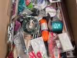 une boîte en carton remplie d'objets hétéroclites