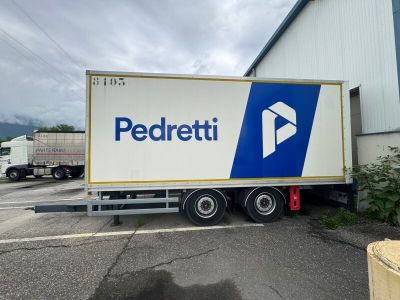 un camion garé devant un bâtiment