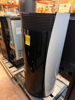 many different types of appliances on display in a store