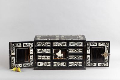 une image représentant une commode en noir et blanc sur fond blanc