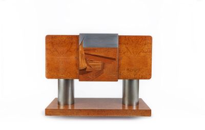 une sculpture en bois représentant un bateau, posée sur un socle