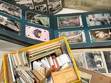 beaucoup de vieilles photos dans une boîte posée sur une table