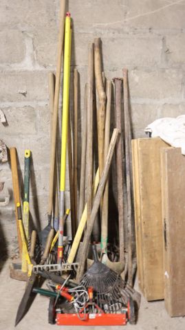 Important lot d’outils de jardin, râteau, pelle, fourche, bèches,...
