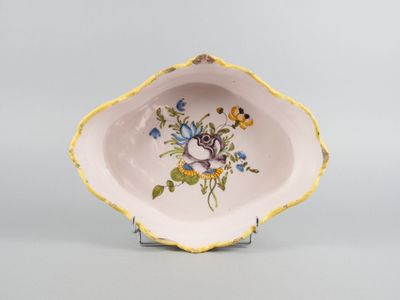une image représentant un petit bol orné d'un motif floral