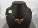 collier plaqué or avec des pierres rouges et une chaîne en or