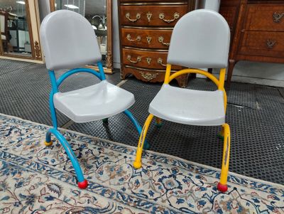 Travail vers 1970 Réunion de chaises pour enfant en métal la…