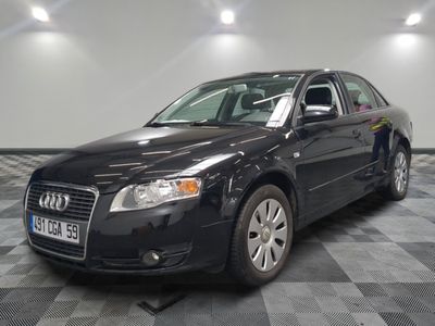 la photo d'une voiture noire garée dans un garage
