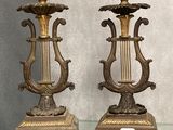 deux vases posés sur une table en verre