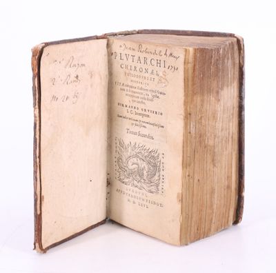 un vieux livre ouvert à la page où figure l'image d'un oiseau