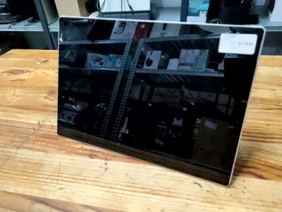 un ordinateur portable posé sur une table dans une pièce
