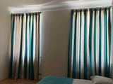 une chambre avec un grand lit et une télévision à écran plat accrochée au mur