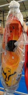 un homme tenant un lot de kayaks rouges et jaunes