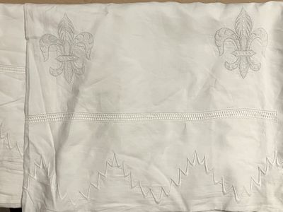 un gros plan sur une nappe blanche ornée d'un motif