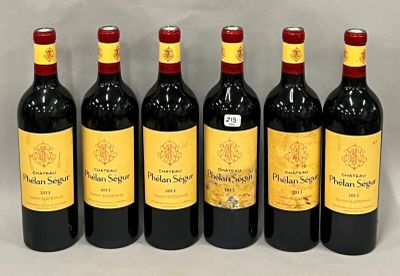 six bouteilles de vin rouge alignées sur une table