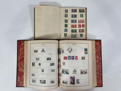 un livre ouvert, orné de timbres, posé sur une surface blanche