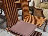 plusieurs chaises et une table dans une pièce