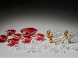 de nombreux morceaux de verre sur une surface blanche