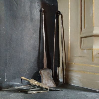 une cheminée avec tout un tas d'outils par terre