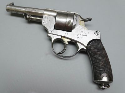 un pistolet posé sur une table