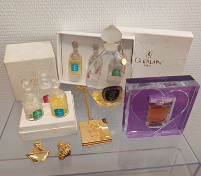 GUERLAIN Deux coffrets de trois minatures abeilles incolores…