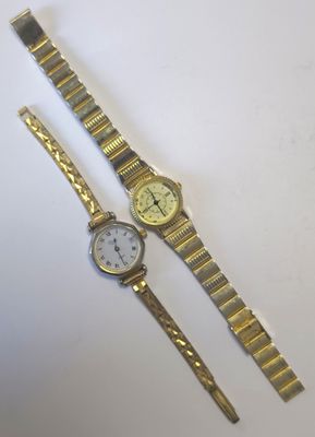 une photo montrant deux montres posées sur une table