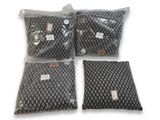 trois sacs de nourriture empilés les uns sur les autres sur une surface blanche