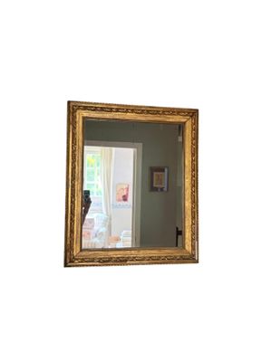 un miroir accroché au mur de la pièce