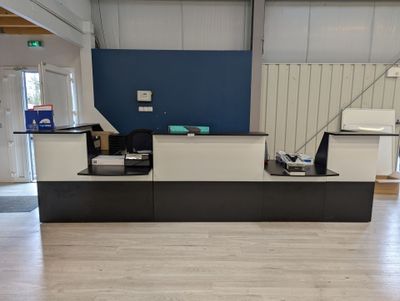 BANQUE D'ACCUEIL 6 modules en mélaminé, un fauteuil de bureau et un ca - Photo 1