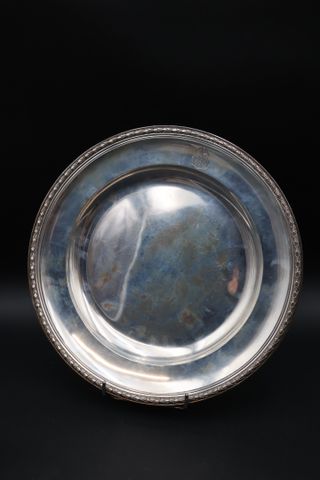 Plat rond en argent Minerve monogrammé Lapar Orfèvre à Paris : PB...