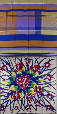 une photo d'une photo d'une nappe ornée de fleurs