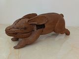 une sculpture en bois représentant un chien assis sur une table
