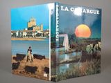 couverture d'un livre représentant un homme à cheval devant un lac et un château