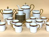 beaucoup de tasses et une théière sur la table