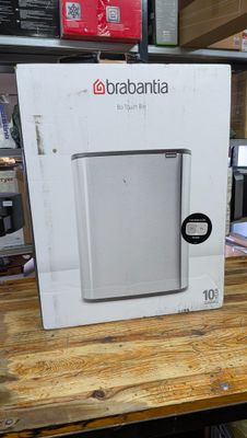 une boîte posée sur une table dans un magasin