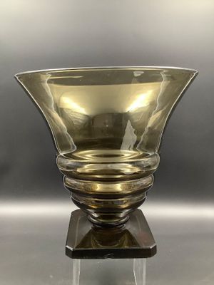 Grand vase en verre fumé style Art Déco des années 1930. Il …