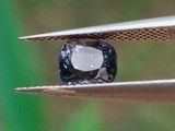 un gros plan sur un morceau de métal orné d'un diamant noir