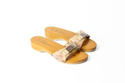 une paire de sandales en bois pour femme ornées d'un nœud