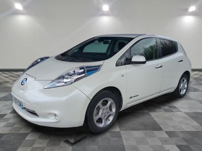 une photo d'une Nissan Leaf blanche, une voiture électrique
