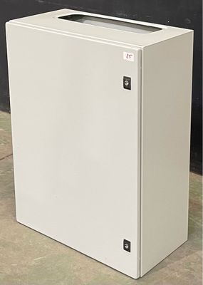 une boîte blanche posée par terre